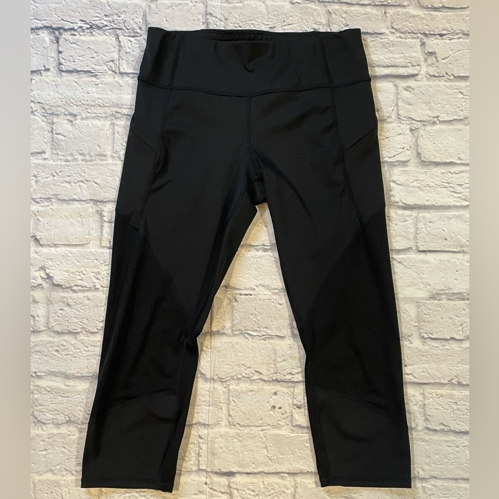 Athleta Black Mesh Contender Capri. Medium